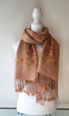 A19  Pashmina nude met bloem